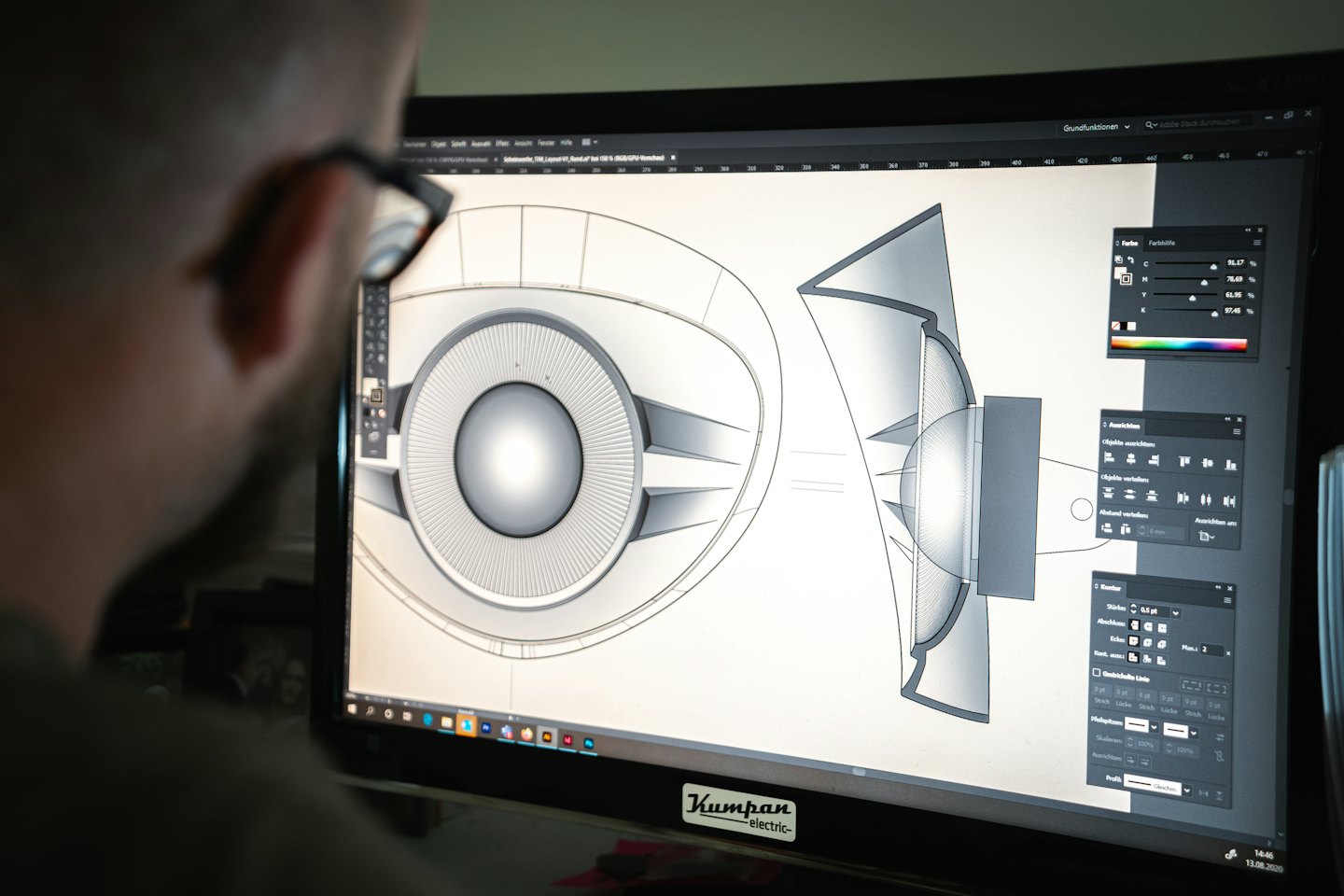 Persona che lavora su un software di progettazione 3D al computer.