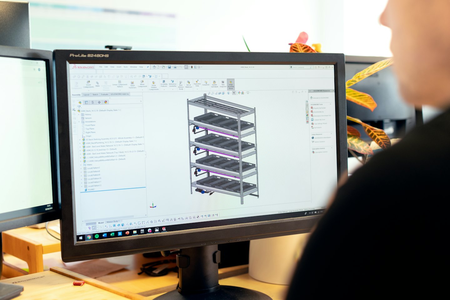 Designer che lavora su un modello 3D di un'unità di scaffalatura per fattoria verticale.