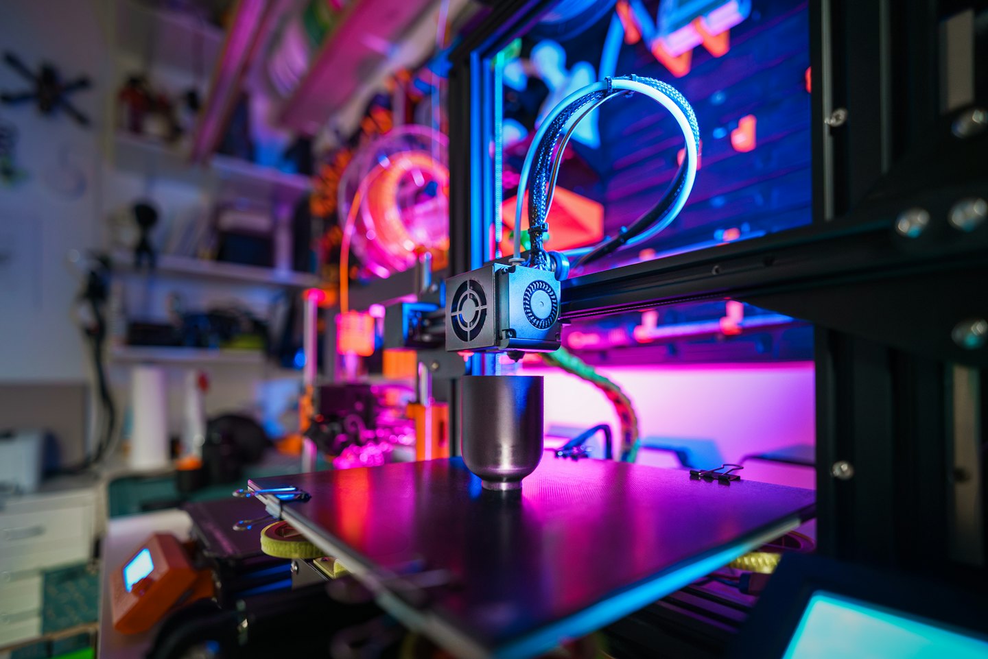 Testina di stampa 3D che crea una tazza metallica.
